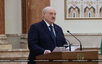 Лукашенко предложил своим соратникам не думать о том, как он передаст власть кому-нибудь другому
