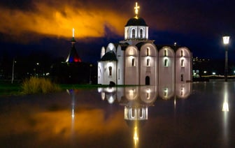 Благовещенская церковь на фоне пламенеющих облаков. Последнее фото уходящего года