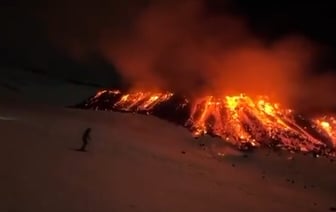 «Потрясающе» — Катание лыжников во время извержения Этны попало на видео — Видео