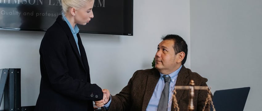 «Антисанитария, отсутствие в продаже необходимых продуктов, „просрочка“ и работники без медосмотра» — прокуратура проверила сельские магазины Могилевского облпотребсоюза