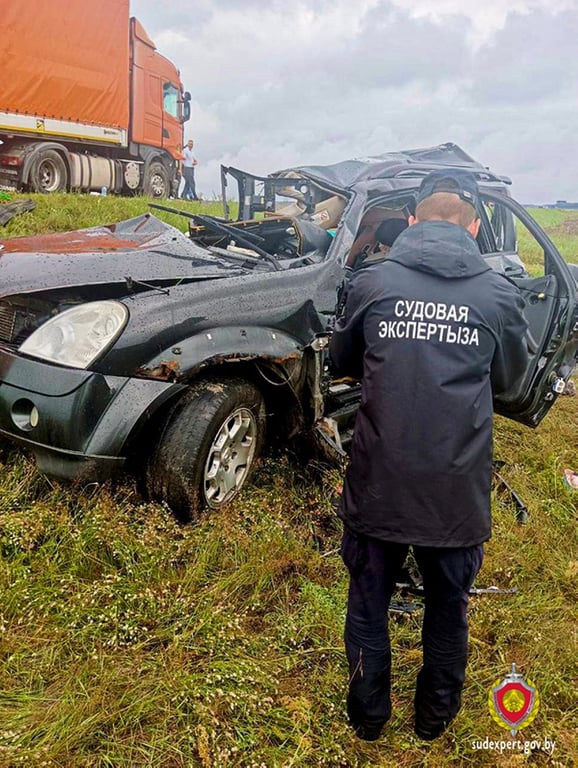 Судебные эксперты работают на осмотре места ДТП в Дрогичинском районе, в результате которого погибли 4 человека