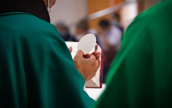 Священника из Рогачева арестовали после возвращения из Италии за «экстремистские» подписки