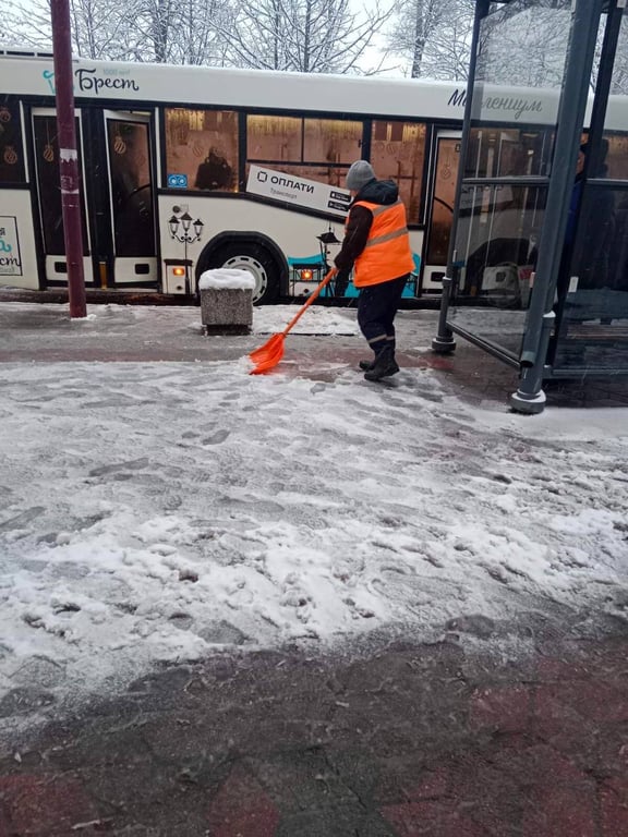 В Бресте идет уборка снега