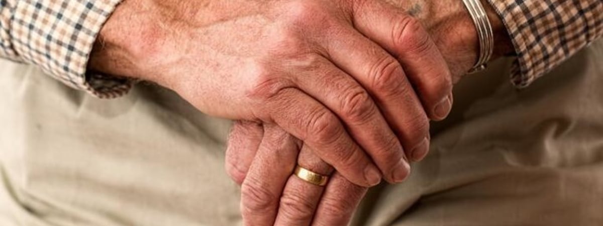 Придется хоронить: частные пансионаты закрываются — родственники бьют тревогу