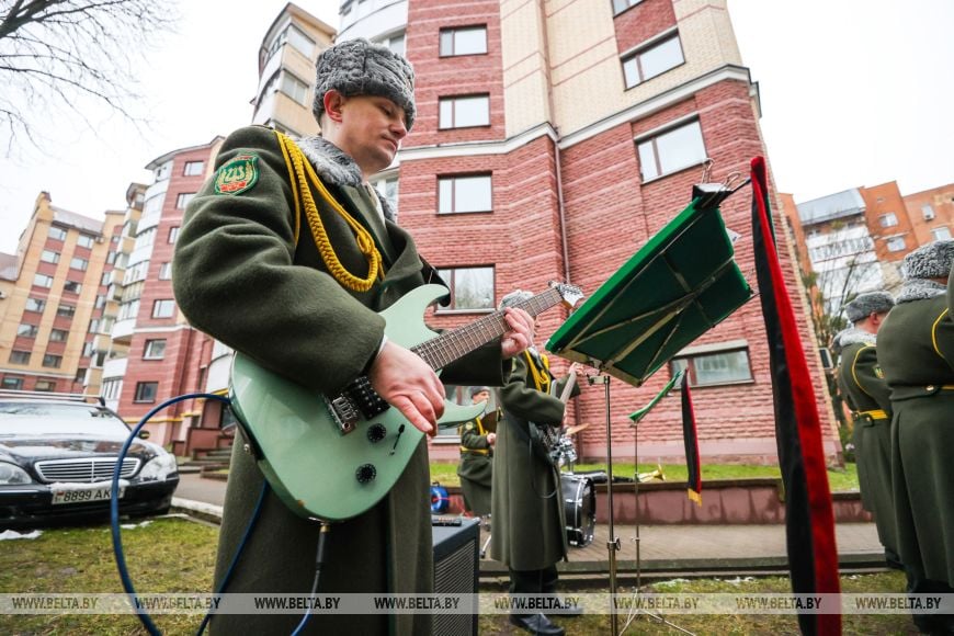 Брестские пограничники с оркестром поздравили ветерана с 98-летием