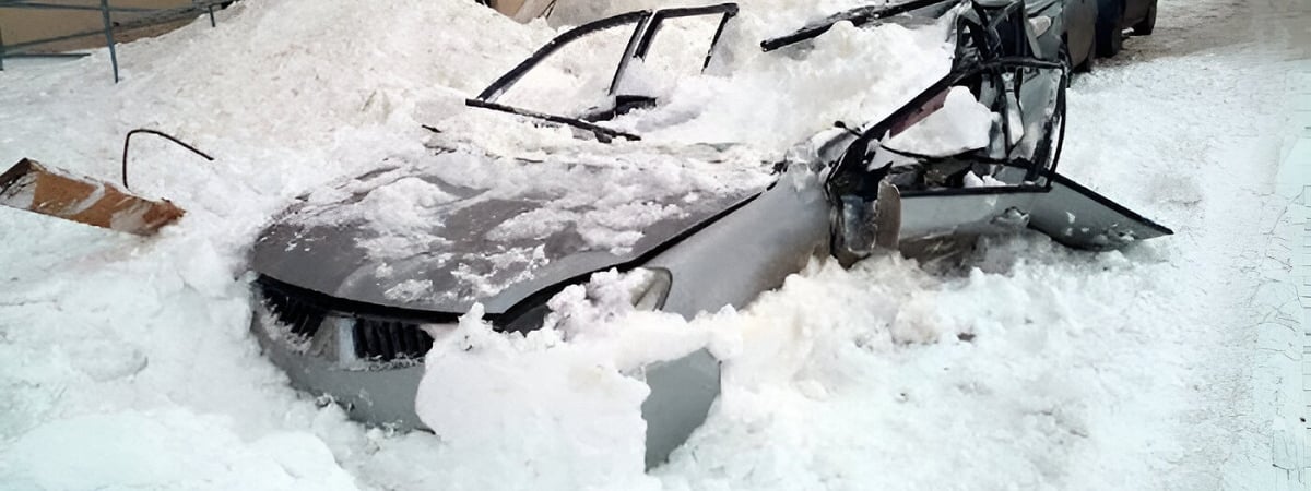 В Витебске упавший с крыши снег повредил авто, но владельца самого оштрафовали. За что?