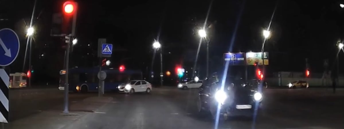 Немного не туда — в Гродно водитель выехал на встречную полосу на перекрестке (видео)