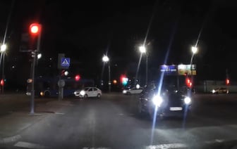 Немного не туда — в Гродно водитель выехал на встречную полосу на перекрестке (видео)