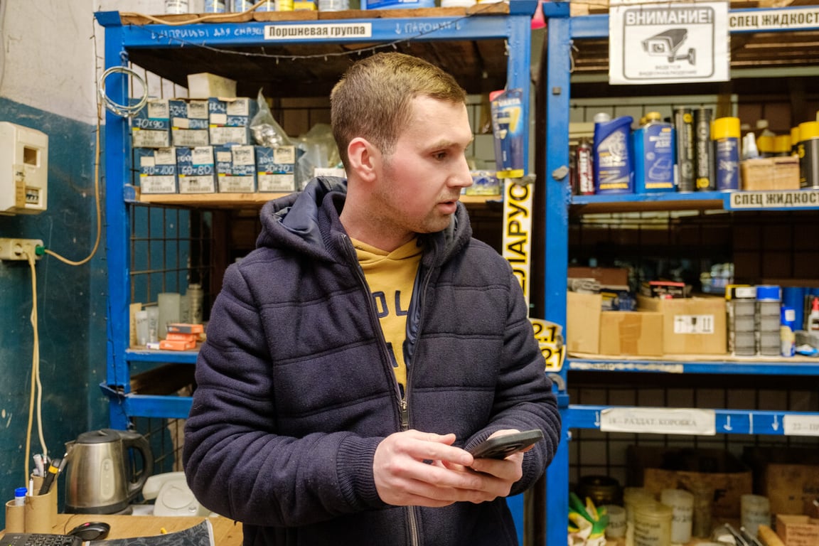 Работал на селе и стал блогером. Бывший автомеханик торгует запчастями и собирает миллионы просмотров в TikTok