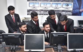 Годовые продажи электромобилей Tesla упали впервые за более чем десятилетие