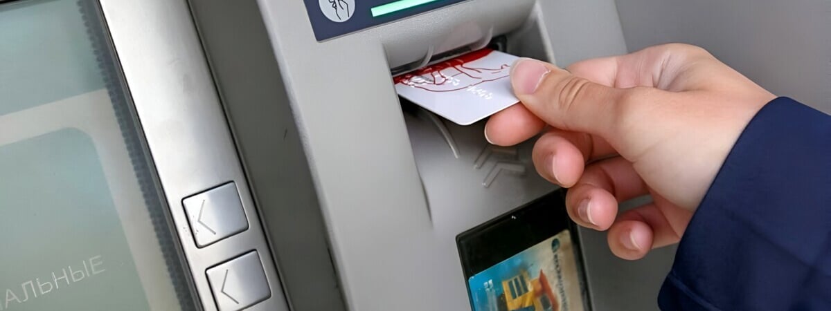 Один из банков поднял плату за обслуживание карт до 13 рублей. Кому из белорусов не грозит?