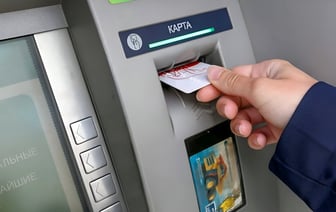 Один из банков поднял плату за обслуживание карт до 13 рублей. Кому из белорусов не грозит?