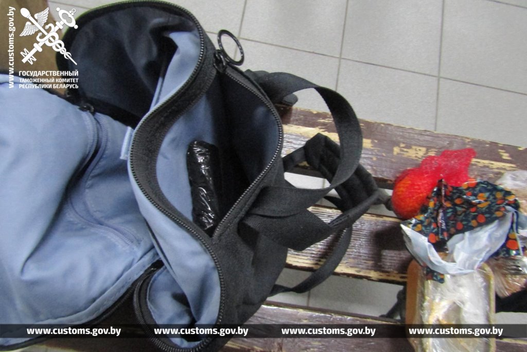 Женщина спрятала 40 айфонов. Случай на границе в Бресте