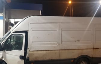 Водитель на скорости 129 км/ч подрезал микроавтобус и скрылся. Подробности и видео