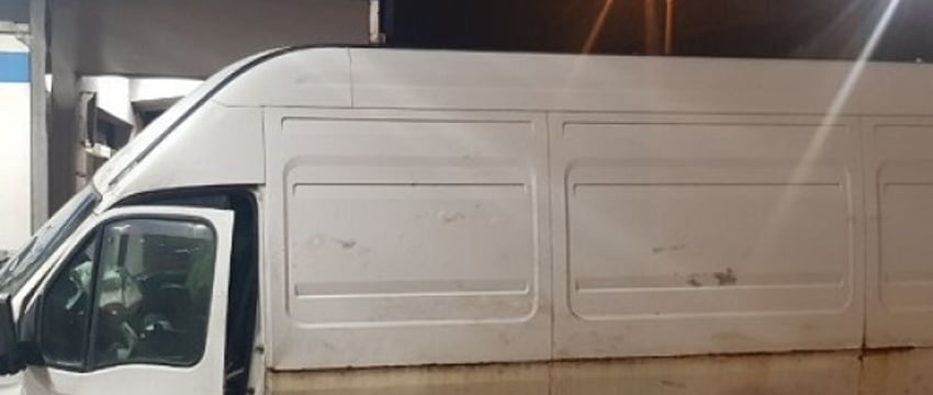 Водитель на скорости 129 км/ч подрезал микроавтобус и скрылся. Подробности и видео