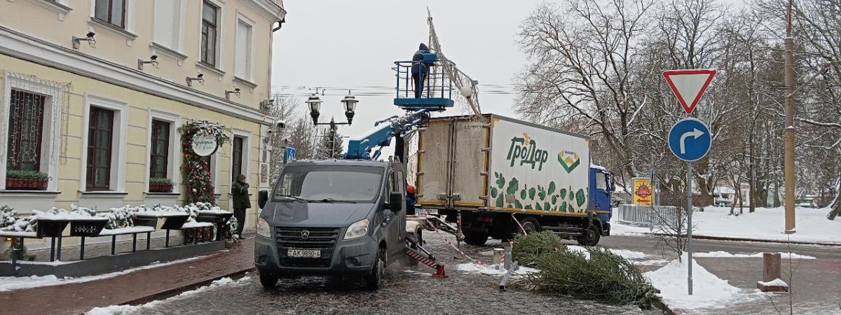 ЧП в центре Гродно – грузовик зацепил гирлянду