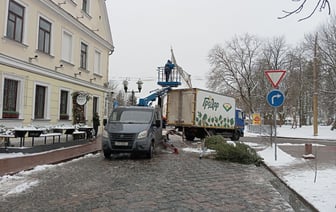 ЧП в центре Гродно – грузовик зацепил гирлянду