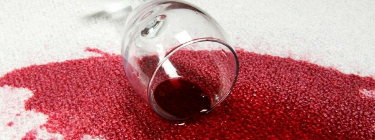 Как легко убрать пятна красного вина с ковра? Необычный, но эффективный трюк