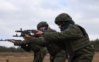 «Вручили повестку и сопроводили до военкомата». В Беларуси проходят военные сборы, на которые призвали около 5 тысяч военнобязанных