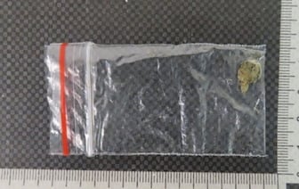 Белорус пытался избавиться от наркотиков при задержании