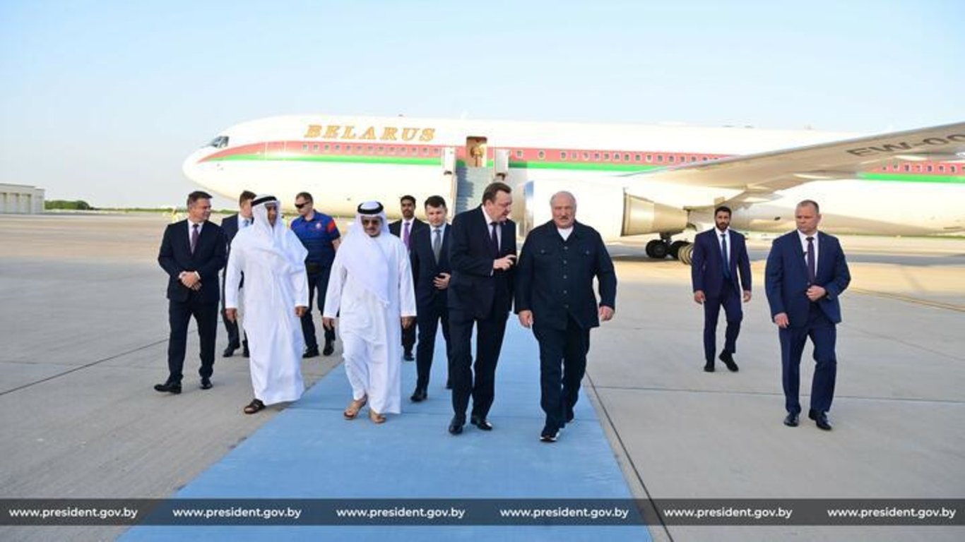 Алексей Ляшкевич (четвертый слева, в синей футболке) сопровождает Александра Лукашенко во время визита в ОАЭ. 29 ноября 2023 года. Фото: president.gov.by