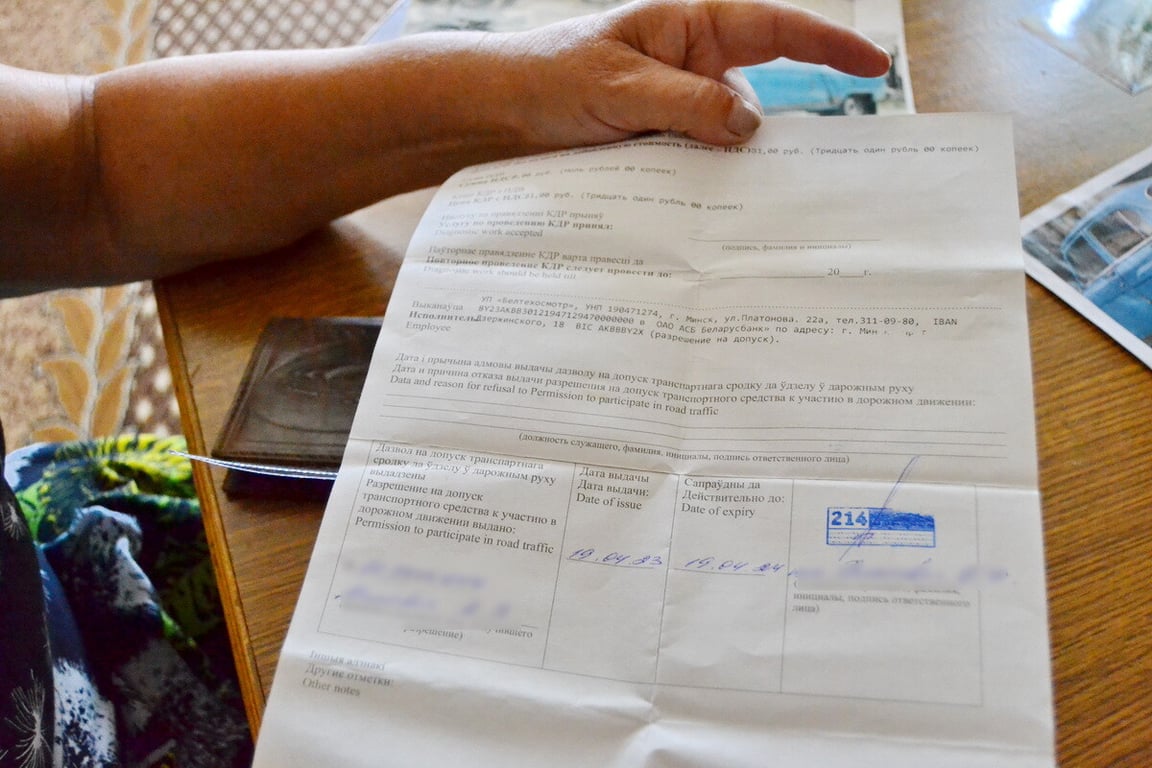Голубая мечта! Вдова из Кобрина показала 62-летнюю «Волгу», c которой «муж пылинки сдувал»