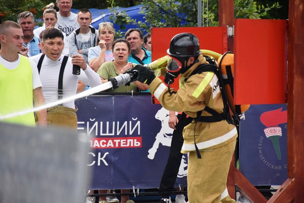 Показательные выступления МЧС в Бресте. Видео и фото