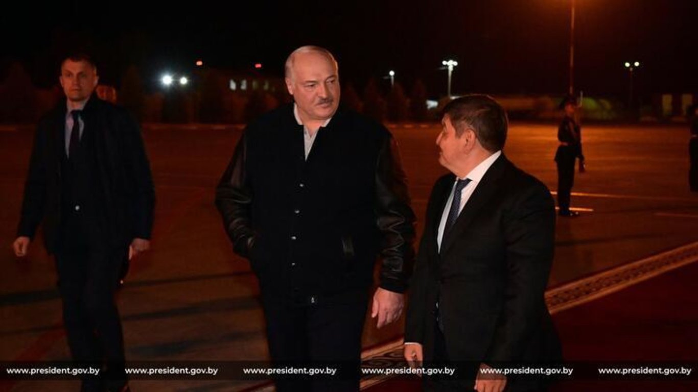 Алексей Ляшкевич (крайний слева) сопровождает Александра Лукашенко во время визита в Кыргызстан. 12 октября 2023 года. Фото: president.gov.by