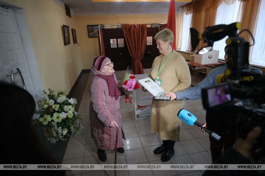 103-летняя жительница Пружанского района пришла на участок для голосования и поделилась секретами долголетия