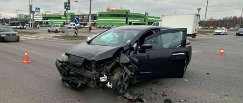 На видео попал момент, как сегодня такси и Nissan столкнулись в Бресте. Кто виноват?