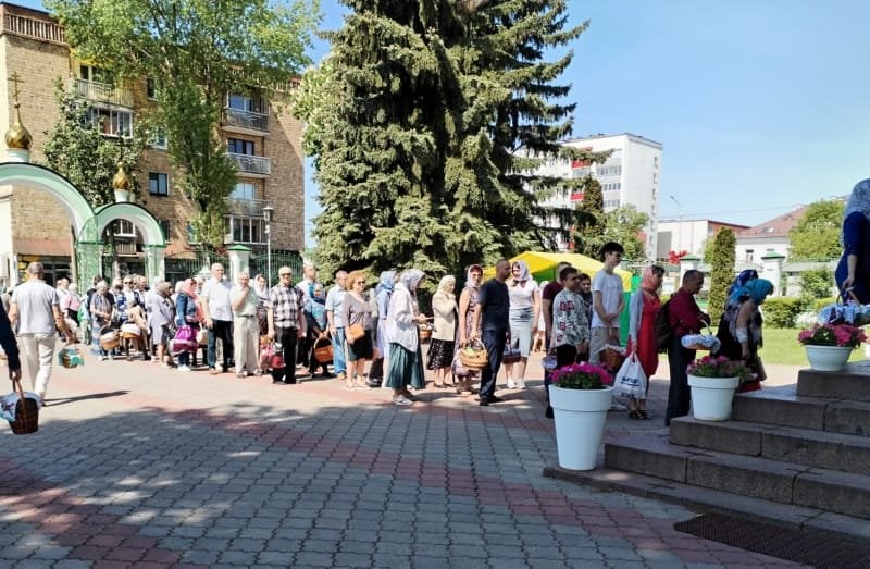 В храмах Бреста в полном разгаре освящение пасок и куличей. Фоторепортаж