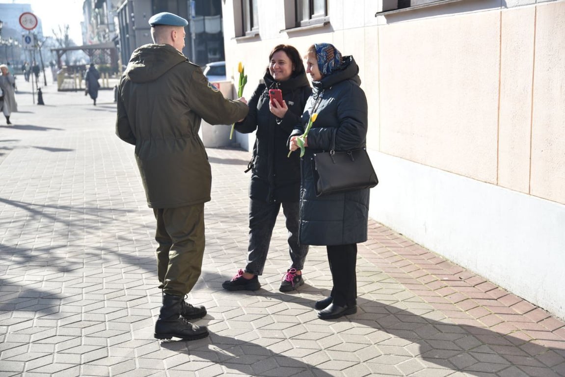 Военнослужащие 38-ой Брестской отдельной гвардейской десантно-штурмовой бригады поздравили брестчанок с Днём женщин