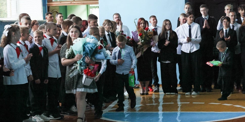 «Дома заняты все вазы, кувшины и банки». Как учителя относятся к такому количеству подаренных букетов?