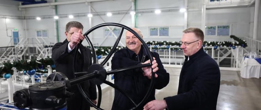 Лукашенко запустил артезианскую воду из подземных источников в Минск
