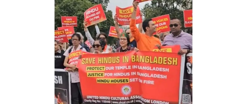 Протестующие у здания Парламента Великобритании осуждают насилие в отношении бангладешских индусов.