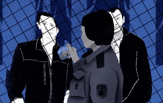 «Хоть на минуту забыл, что я в тюрьме». Осужденным разрешают играть в футбол (но не в шортах, а счет придумывает милиционер)