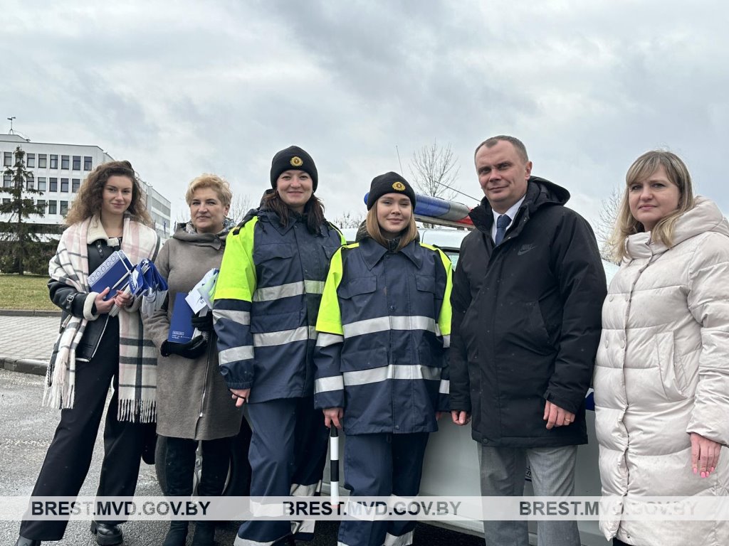 В Бресте lевушки-милиционеры поздравили водителей с 23 февраля