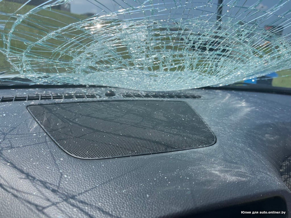 В лобовое прилетела чья-то покрышка: разбила стекло, повредила машину. С кого теперь спрашивать?