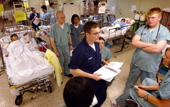 «Поражает даже самых маленьких» — В США из-за смертоносного вируса за 5 месяцев погибло 16 тысяч человек