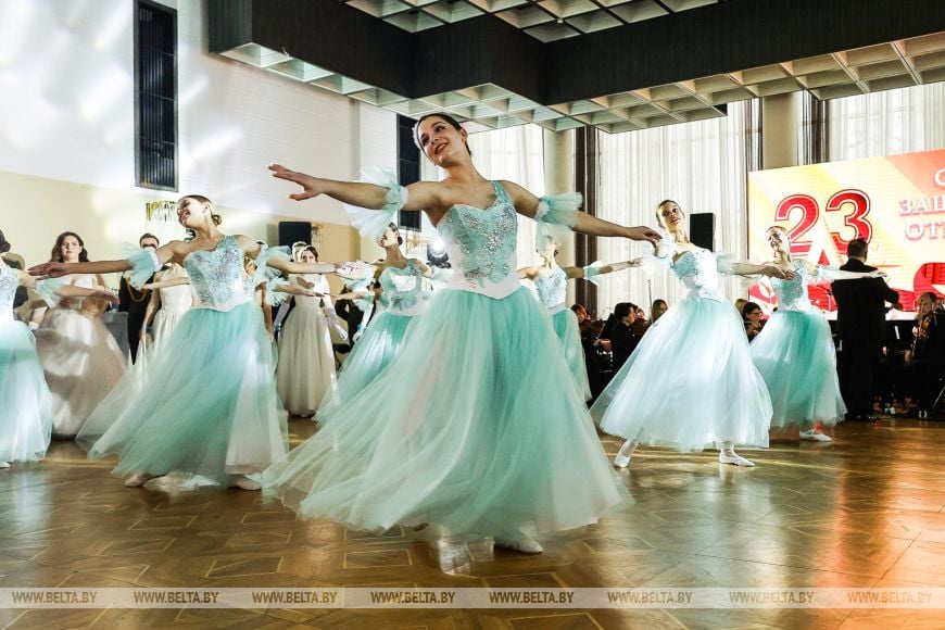 Военнослужащие и медики станцевали на офицерском балу в Бресте