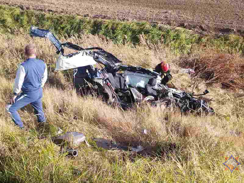 «BMW» влетела под фуру в Оршанском районе, водителя вытаскивали спасатели. Фото МЧС