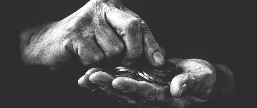 Играл в казино на пенсии стариков — в Витебске на скамью подсудимых попал молодой работник дома престарелых