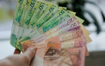 Выросли на 19,2%. В Минпроме рассказали, сколько зарабатывают белорусы на заводах