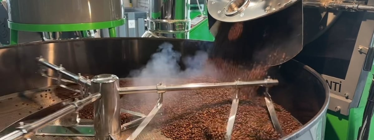 «Белоруснефть» запустила производство жареного кофе прямо на заправке — Видео