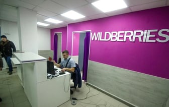 Сотрудница Wildberries рассказала, как белорусам правильно проверять вещи в пункте выдачи. Комментаторы усомнились в рекомендациях — Видео