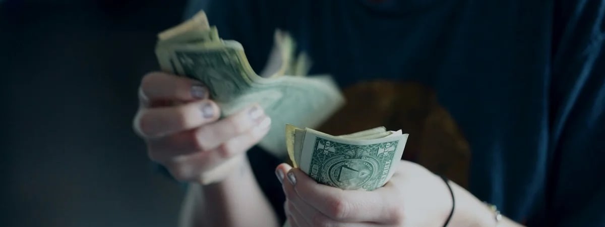 Доллар и евро подросли до недельных максимумов. С какими курсами белорусы ушли на выходные?