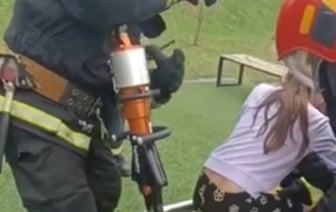 9-летняя девочка застряла в уличном тренажере — пришлось вызывать спасателей