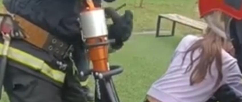 9-летняя девочка застряла в уличном тренажере — пришлось вызывать спасателей