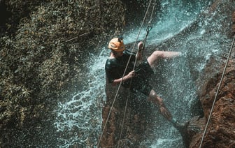 Intel инвестирует в ИИ-стартапы КНР на фоне технологической гонки Китая и США