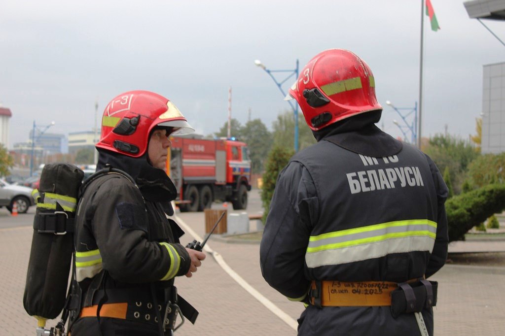 Брестские спасатели отработали тушение пожара во дворце спорта «Виктория»
